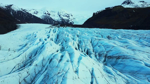 在北方的风景中 空中俯瞰着巨大的冰帽 冰原上美丽的大冰川冰块 蓝色的冰山和结冰的岩石靠近结冰的湖泊和雪山 慢动作 — 图库照片