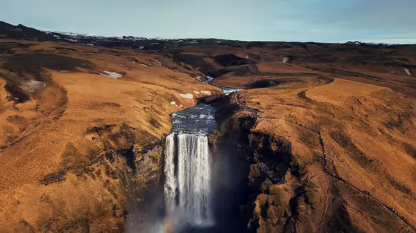 Drohnenschuss Eines Großen Wasserfalls Island Wasserstrom Der Von Schönen Braunen — Stockfoto