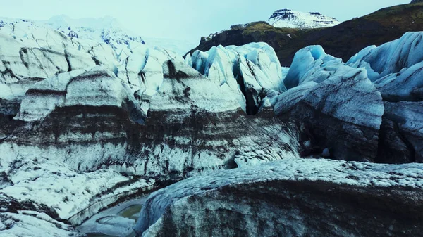 在有裂缝的冰原菱形区块和冰山中的Vatnajokull冰帽的空中视图 雪山山水 结冰的岩石漂浮在结冰的湖面上 慢动作 — 图库照片