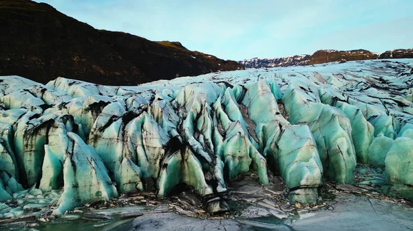 在被冰冻的湖水和雪山环绕的北国 钻石矿的冰川质量 巨大的冰山盖造成了令人难以置信的丑闻鸟类景观 覆盖着霜冻 慢动作 — 图库照片