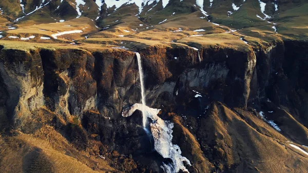 Sidu川や滝 水の流れを凍結丘やフィールドから流れる霧の空中ビュー アイスランドのカスケードのアイスランドの崖を実行している スカンディナヴィアの自然景観 スローモーション — ストック写真