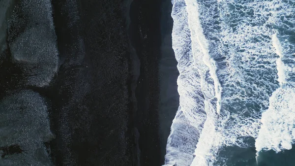 Κηφήνας Πλάνο Της Βόρειας Μαύρης Αμμουδιάς Στην Ισλανδία Μεγαλοπρεπής Ατλαντική — Φωτογραφία Αρχείου