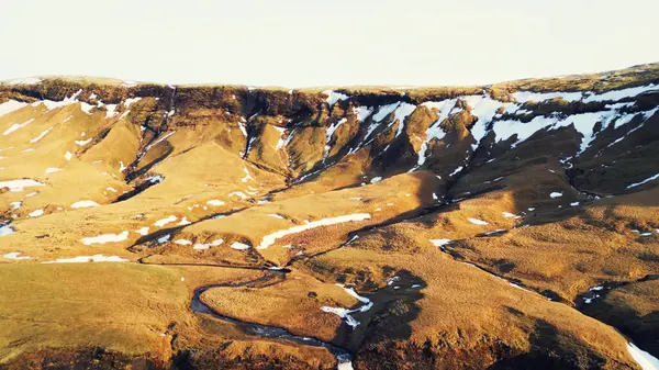 空中俯瞰着翻滚的西都瀑布 创造出奇异的冰冻的风景 冰山一角的风景 美丽的斯堪的纳维亚瀑布从山上滑落 风景优美的路线 慢动作 — 图库照片