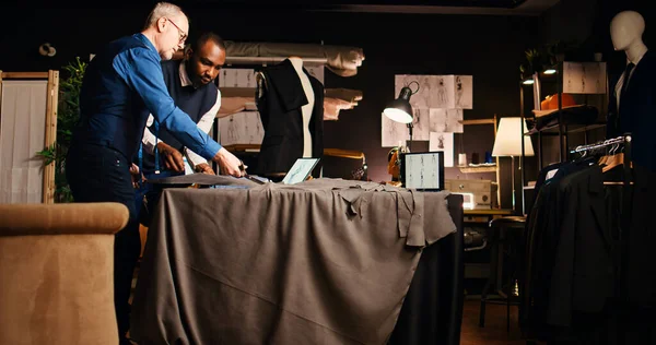 Τεχνίτης Και Σπουδαστής Εργάζονται Ρούχα Κοπή Υλικού Για Διαδικασία Προσαρμογής — Φωτογραφία Αρχείου