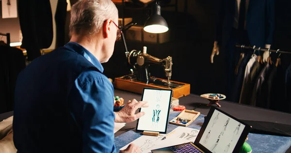 Couturier Rysuje Szkice Przedmiotów Tabletem Laptopem Pracując Nad Luksusową Linią — Zdjęcie stockowe