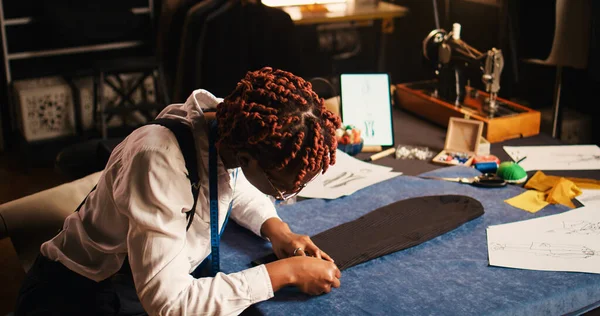 Tailleur Afro Américain Préparant Tissu Pour Créer Costume Sur Mesure — Photo