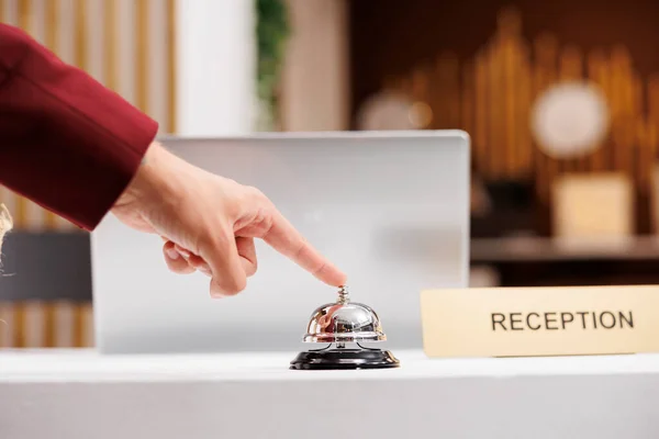 Misafir Resepsiyonda Servis Zili Kullanıyor Otelin Resepsiyon Çalışanlarından Yardım Istiyor — Stok fotoğraf