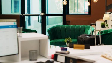 Boş otel lobisi, dinlenme odası ve resepsiyon masası. Konuklara prosedürü kontrol etmeleri için yardım ederlermiş. Lüks iç tasarımı olan bir otel girişi. Kalacak yeri olan modern danışma masası.