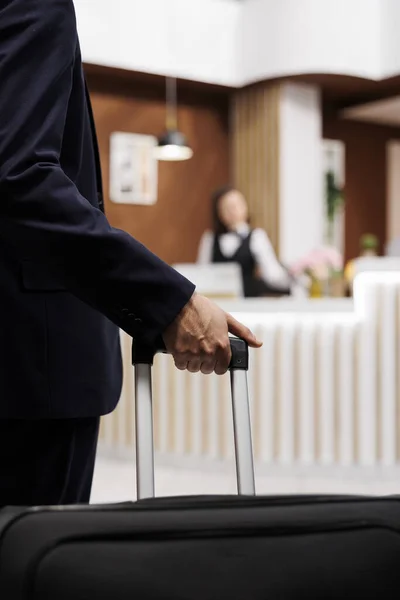 Hotelgäste Betreten Die Rezeption Mit Gepäck Und Reisen Ins Ausland — Stockfoto