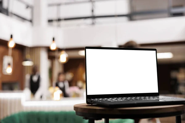 Laptop Zeigt Isolierte Weiße Anzeige Lounge Bereich Der Hotelrezeption Attrappe — Stockfoto