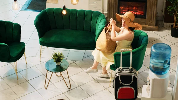 Bellboy Helpt Vrouwelijke Gast Bagage Dragen Naar Haar Kamer Reiziger — Stockfoto