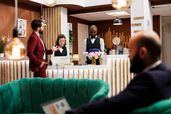 Guest Asking Hotel Staff Services Ensuring Pleasant Stay Comfortable Accommodation — Stock Photo, Image