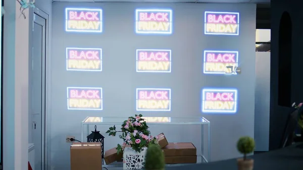 服装店的衣架上挂着黑色星期五的横幅 贴着促销标语 百货商店的促销和零售活动 带有价格标签的商品 — 图库照片