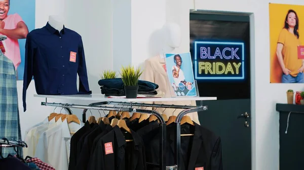 店舗での販促広告 割引を示すクリアランスアイテムの価格タグ ショッピングセンターでの黒い金曜日のイベント中に顧客を引き付ける フロントドアのバナー — ストック写真