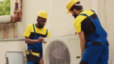 Çeşitli uzmanlar hasarlı Hvac sistemi üzerinde çalışmaya başlıyorlar, yoğunlaştırıcı bobin panelini söküyorlar. Yetenekli teller kötü elektrik tesisatını kontrol etmek için havalandırmayı söküyor.