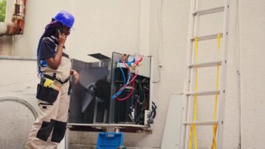 Hvac sistem tamiri bittikten sonra ev sahibiyle telefonda konuşabilen bir uzman. Becerikli bir işçi, klima ünitesinde bulunan toprak tabakaları hakkında onu bilgilendirmek için müşteriyi arıyor.