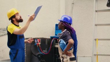 Yoğunlaştırıcı soğutucu seviyelerini kontrol etmek için basınç göstergeleriyle çalışan hassas servis elemanları. Barometre derecelendirme klima aracı kullanan uzman uzmanlar