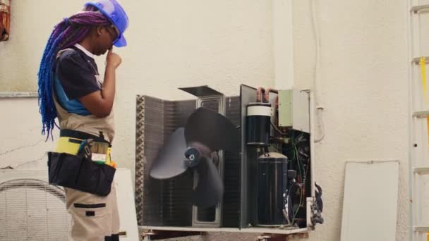 精密技工负责外置Hvac系统的日常维修 寻找受损的电器元件 熟练的非洲裔美国电工做冷凝器安全检查 — 图库视频影像