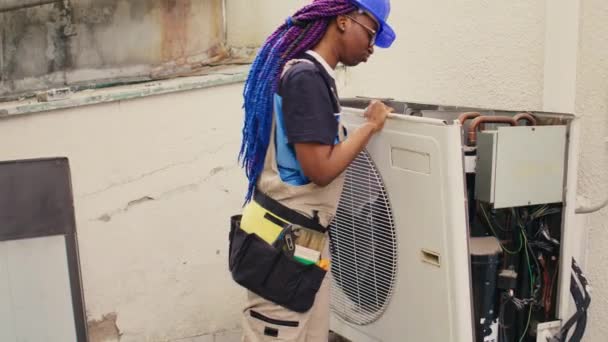 Vakkundige Werknemer Start Comission Defecte Airconditioner Zorgvuldig Demonteren Condensator Metalen — Stockvideo