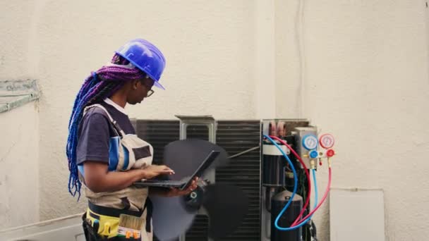 Adepto Americano Africano Reparador Trabalhando Condicionado Exterior Segurando Laptop Trabalhador — Vídeo de Stock