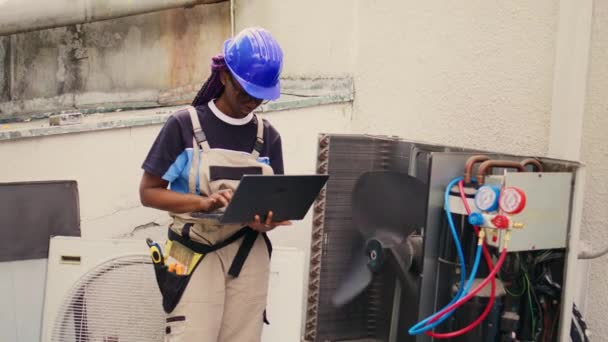 Eletricista Afro Americano Qualificado Trabalhando Fora Sistema Hvac Segurando Laptop — Vídeo de Stock