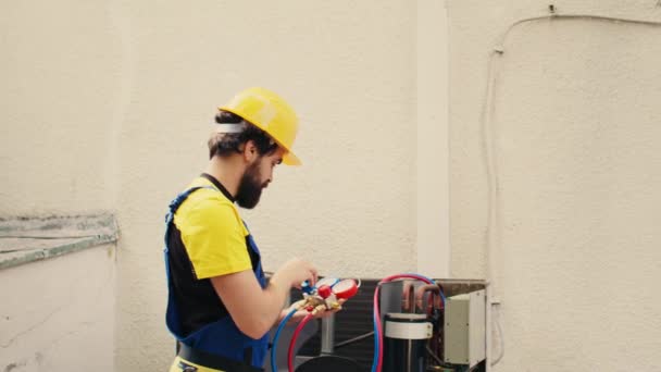 排气空调机故障排除过程中 维修人员调校压力测量装置 熟练工人读出冷凝器液体和气体的真空压力 — 图库视频影像