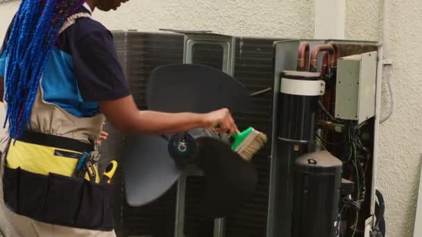 Mecânico Experiente Comissionado Para Limpeza Manutenção Rotina Sistema Hvac Livre — Vídeo de Stock