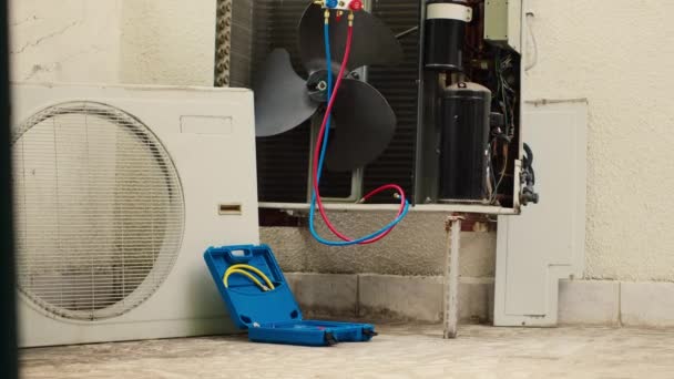 Condensador Defectuoso Con Cubierta Protección Eliminada Necesidad Reparación Con Piezas — Vídeo de stock