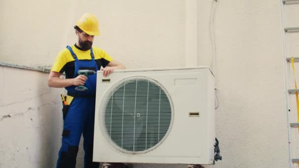 Expert Drátové Spouštění Práce Vadném Klimatizátoru Vzduchu Pomocí Ruční Vrtačky — Stock video