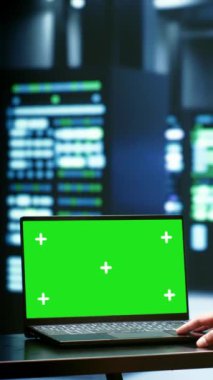 Dikey video IT geliştiricisi sunucu kümelerini denetliyor ve yoğun hesaplamalar yapıyor. Yapay zeka uygulamalarının yol açtığı yüksek teknolojili birimlerdeki gerilimi kontrol etmek için yapay bilgisayar kullanan programcı