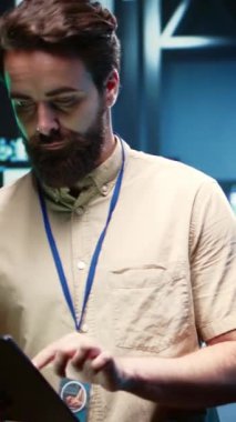 Dikey video uzmanı sunucu odası kurtarma planı bileşenler arasında veri merkezi enerji tüketimini izliyor, sensörlerin optimum olarak çalıştığından emin oluyor, rutin disk kontrolleri yapıyor