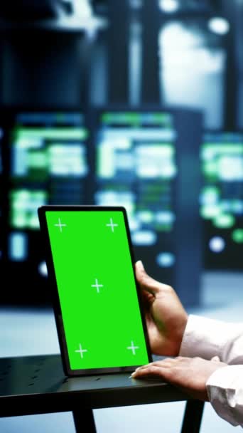 Video Verticale Specialista Utilizzando Tablet Schermo Verde Controllare Piattaforme Server — Video Stock
