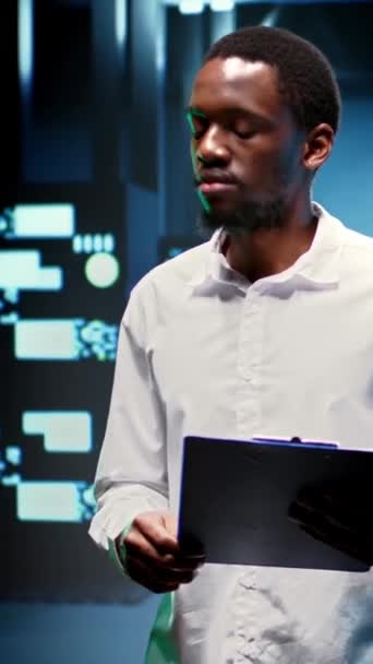 Vertikal Video Afrikansk Amerikansk Ingenjör Datacenter Med Tusentals Servrar Lagringsenheter — Stockvideo