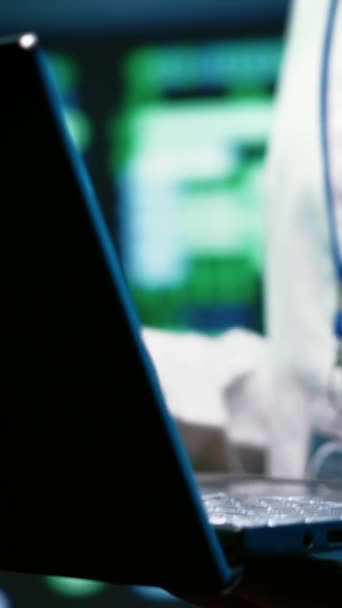 Вертикальне Відео Екстремальний Крупним Планом Знімок Досвідченого Програміста Використанням Ноутбука — стокове відео