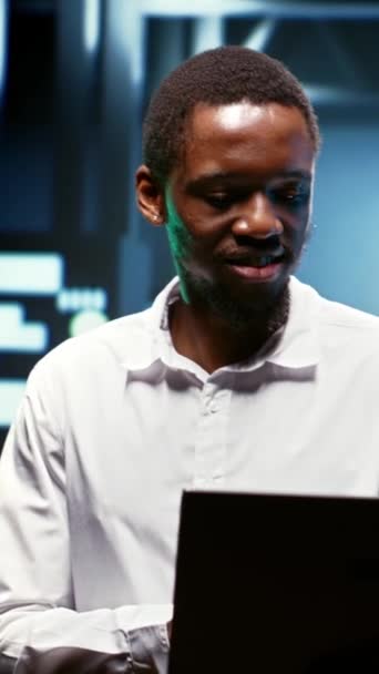 Verticale Video Gelukkig Afrikaans Amerikaans Werknemer Met Behulp Van Laptop — Stockvideo