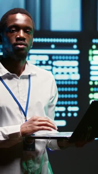 Vídeo Vertical Especialista Afro Americano Garantindo Que Sistemas Server Farm — Vídeo de Stock