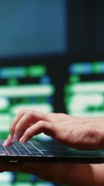 垂直视频It开发人员使用笔记本电脑监视服务器农场的安全性以保护信息访问 确保病毒保护软件得到更新 黑客试图渗透系统 — 图库视频影像
