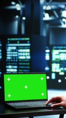 Dikey video profesyonel inceleme sunucu dolapları performans eğilimleri. Yüksek işlemci kullanımı ve yetersizliği nedeniyle ortaya çıkan işletim sorunlarını belirlemek için krom anahtar dizüstü bilgisayar kullanan tamirci