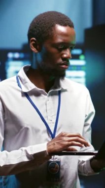 Dikey bilgisayar bilimcisi sunucu dolaplarını analiz etmek için tablet kullanarak bilgisayar kaynakları ve depolama sağlıyor, yapay zekanın eğitim ve eğitim için devasa veri tabanlarını işlemesini sağlıyor.