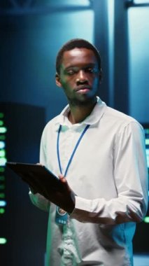 Ana bilgisayarların performansını ve bağlantısını etkileyen yanlış yapılandırmaları bulmak için tablet kullanarak sunucu merkezindeki dikey video bilişim programcısı yavaş veri aktarım oranlarına ve zayıf istemciye yol açıyor