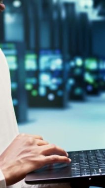 Ana bilgisayar sıralarında yürüyen dikey video geliştirici çevrimiçi müşterilere web içeriği dağıtıyor. Kritik sistemlerin en iyi durumda olduğundan emin olmak için laptop kullanan veri merkezindeki programcı, kapat