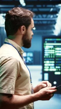 VPN sunucularında hassas verileri yeterince korumak için en yüksek güvenlik standartlarına sahip kontrol yapan dikey video sistemi yöneticisi. Yüksek teknoloji tesisi güvenli internet bağlantıları sağlıyor