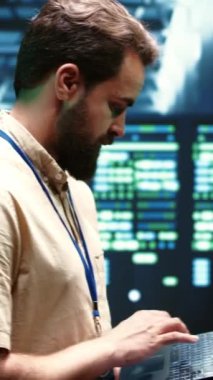 Dikey video mühendisi VPN sunucularının hassas verileri yeteri kadar korumak için yüksek güvenlik standartlarıyla optimal çalışmasını sağlıyor. Girişim veri işi güvenilir internet sağlıyor