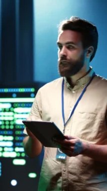 Dikey video tamircisi yıllık sistem hizmeti veriyor, sunucu raflarındaki gerekli bakım tabletine veri yüklüyor, kritik bilişim yüklerini destekleyen ileri veri depolama altyapısını barındırıyor