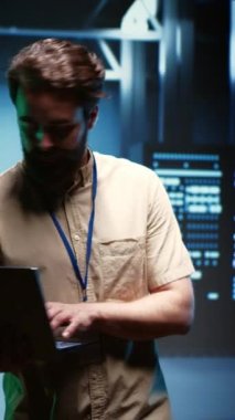 Kripto madenciliği için Blockchain teknolojisini kullanan özel donanımla birlikte kripto para sunucu çiftliğinde dikey video mühendisi. Karmaşık hesaplamaları çözmek için asik teçhizat kullanan Fintech uzmanı