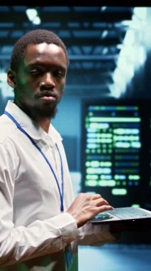 Vertical video Yöneticisi internet üzerinden müşterilere web içeriği dağıtımı yaparak sunucuları karıştırıyor. Kritik sistemlerin çalıştığından emin olmak için laptop kullanan yüksek teknolojili bir tesis yöneticisi