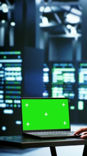 垂直ビデオスーパーコンピュータを検査するために緑色の画面のラップトップを使用してスーパーバイザは激しい計算を行う Aiアプリケーションによるデータセンターハードウェアへの負担を防止する専門家 — ストック動画
