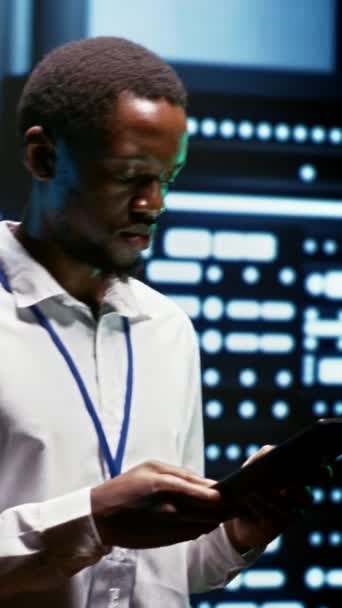 Κάθετη Βίντεο Ειδικός Που Χρησιμοποιεί Tablet Για Τρέξει Σαρώσεις Διακομιστές — Αρχείο Βίντεο