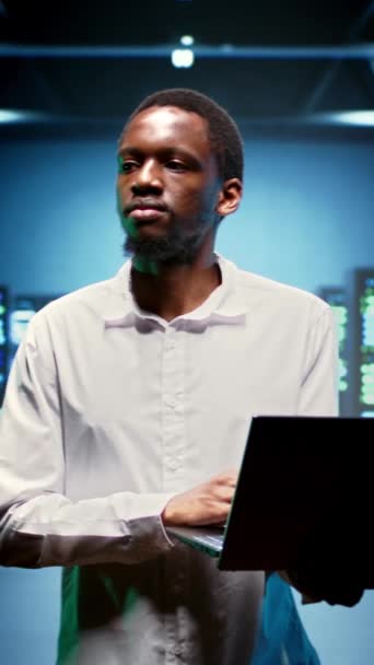 Vídeo Vertical Especialista Afro Americana Caminhando Entre Mainframes Operacionais Sala — Vídeo de Stock