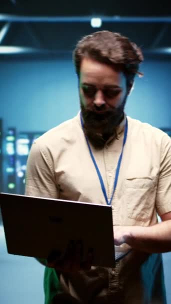 Bilgisayar Ağı Güvenlik Veri Merkezindeki Işlevsel Sunucu Rafları Arasında Yürüyen — Stok video